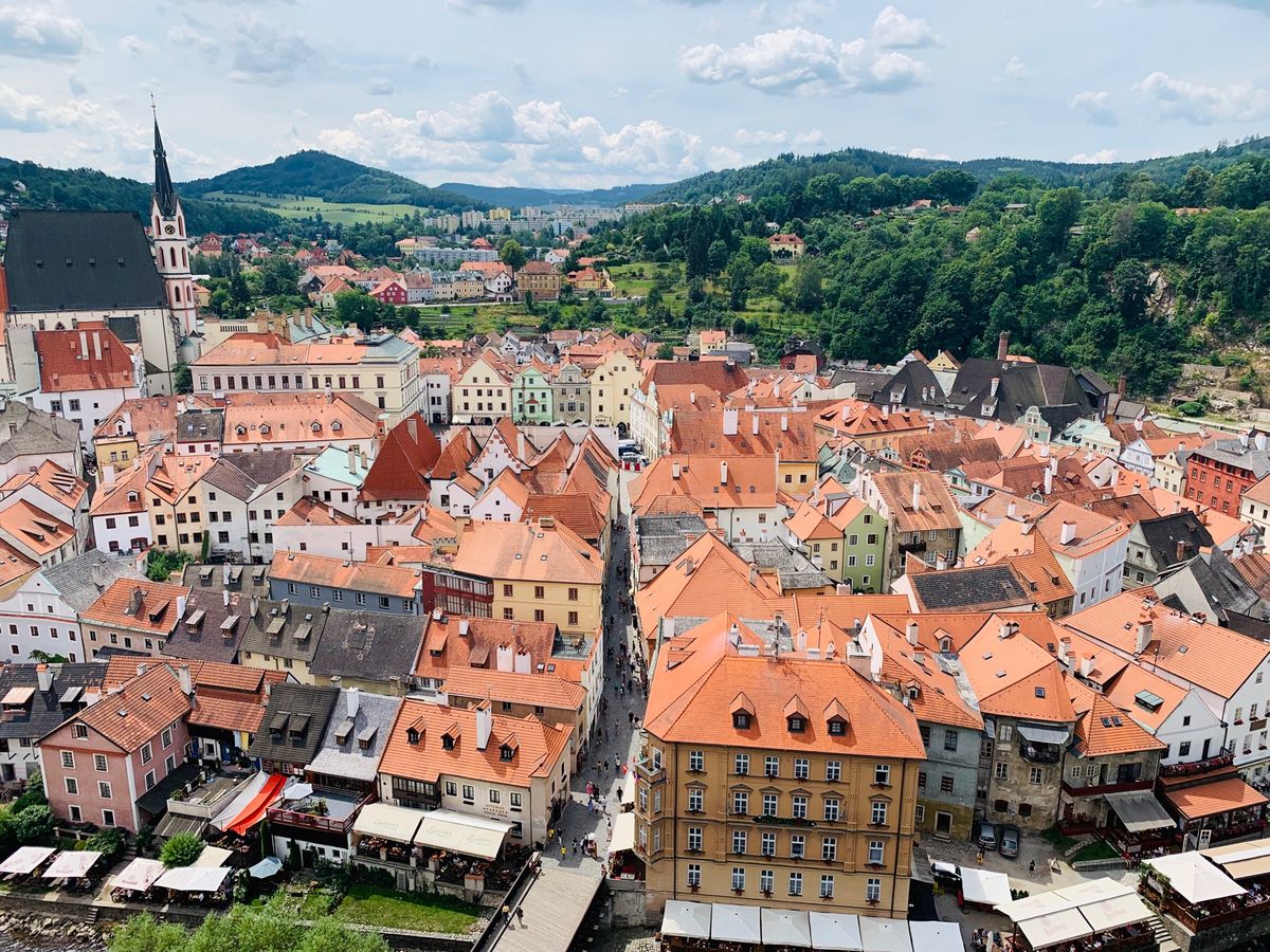 街全体がカラフルでお花に溢れてとても素敵な街です。プラハからバスで一本でい...