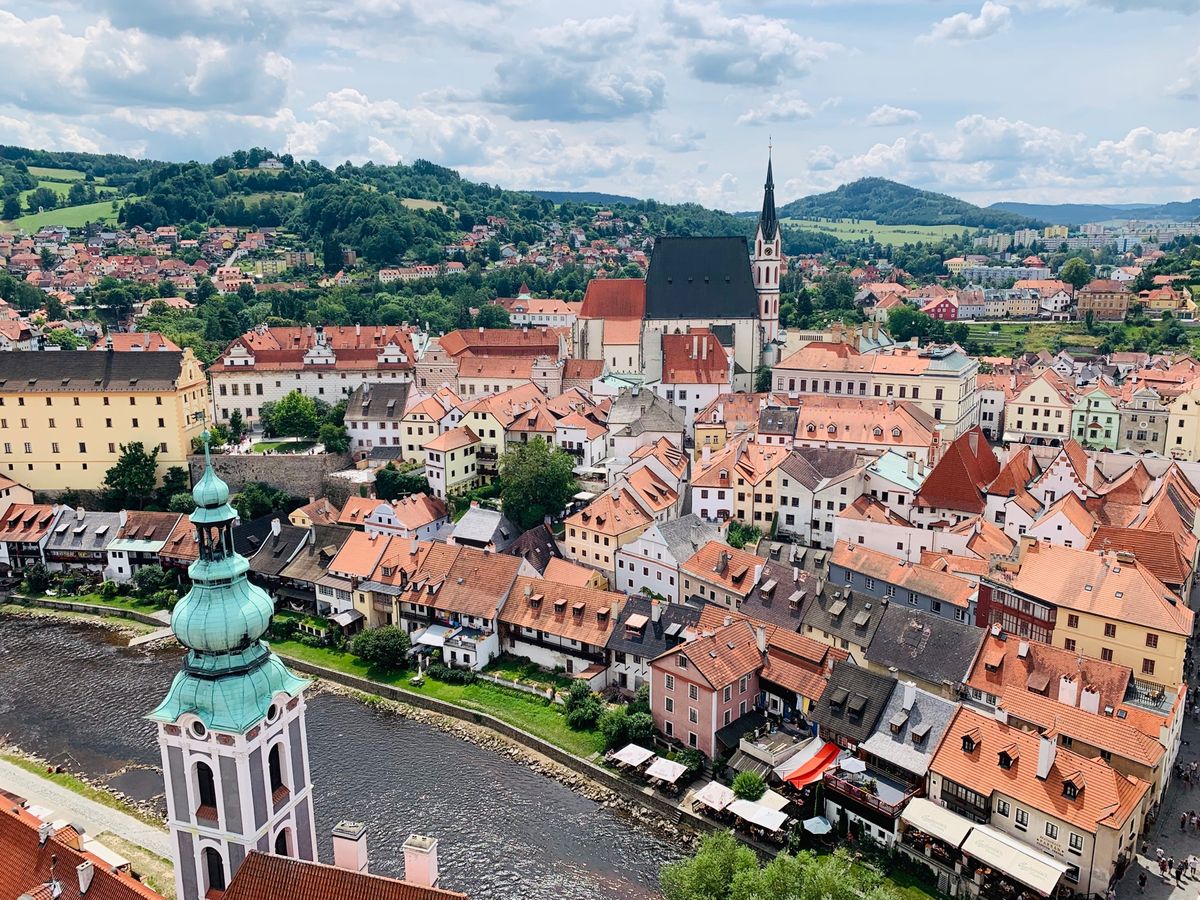 街全体がカラフルでお花に溢れてとても素敵な街です。プラハからバスで一本でい...