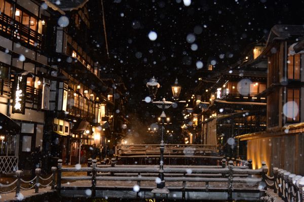 日本「銀山温泉で雪見温泉」の写真