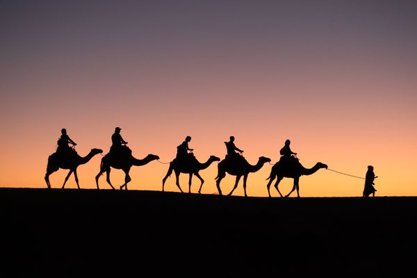 モロッコ・マラケシュ「「モロッコの旅」」の写真：1）サハラ砂漠の街メルズーガ
2）世界遺...