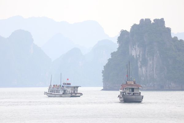 ベトナム・ハノイ「「ハノイ の旅」」の写真：1）世界遺産ハロン湾
2）世界遺産チャン...