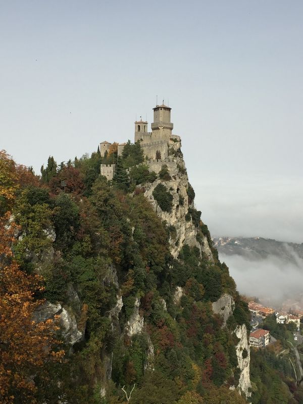 サンマリノ・サンマリノ「「サンマリノの旅」」の写真：1）世界遺産グアイタ塔
2）世界遺産チェ...