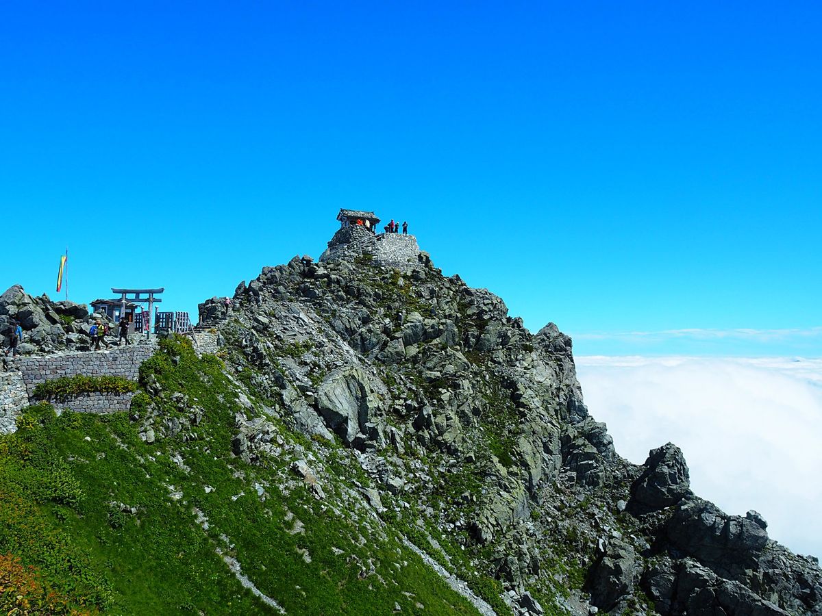 1日目は室堂から立山に登頂、その後立山連邦を北に向けて縦走し、宿泊先の剣山...