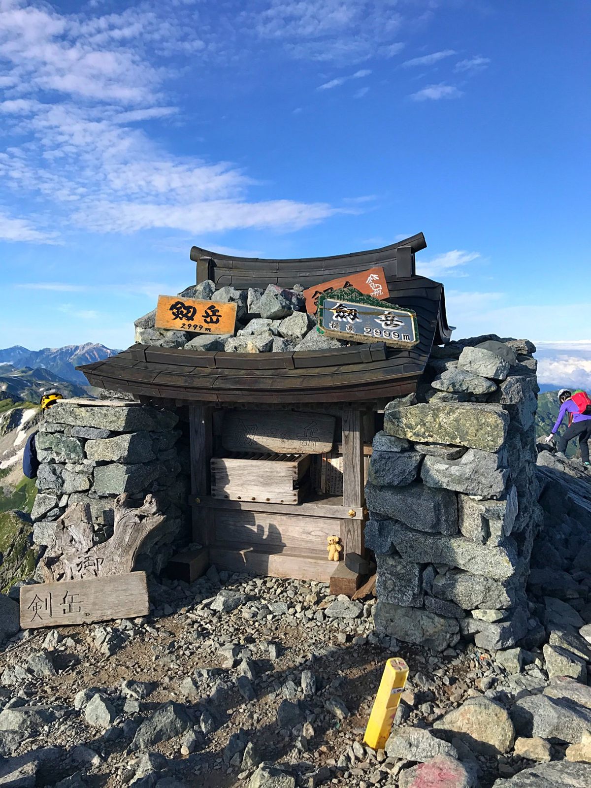 難所を抜けてさらに登ると、狭く尖った剣岳の山頂に登頂です。
夜明け前に出発...