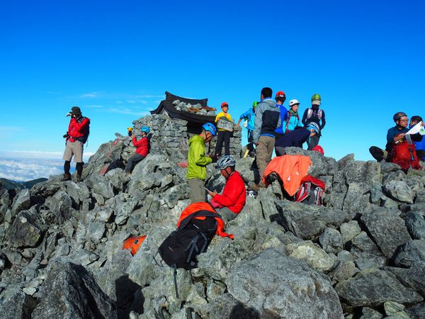 日本・立山「念願の剣岳 登頂！と立山縦走」の写真：難所を抜けてさらに登ると、狭く尖った剣岳...