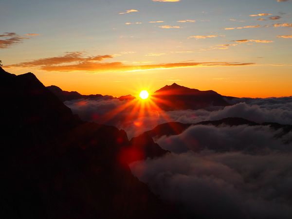 日本・立山「念願の剣岳 登頂！と立山縦走」の写真：いよいよ2日目、夜明け前に山小屋を出て、...
