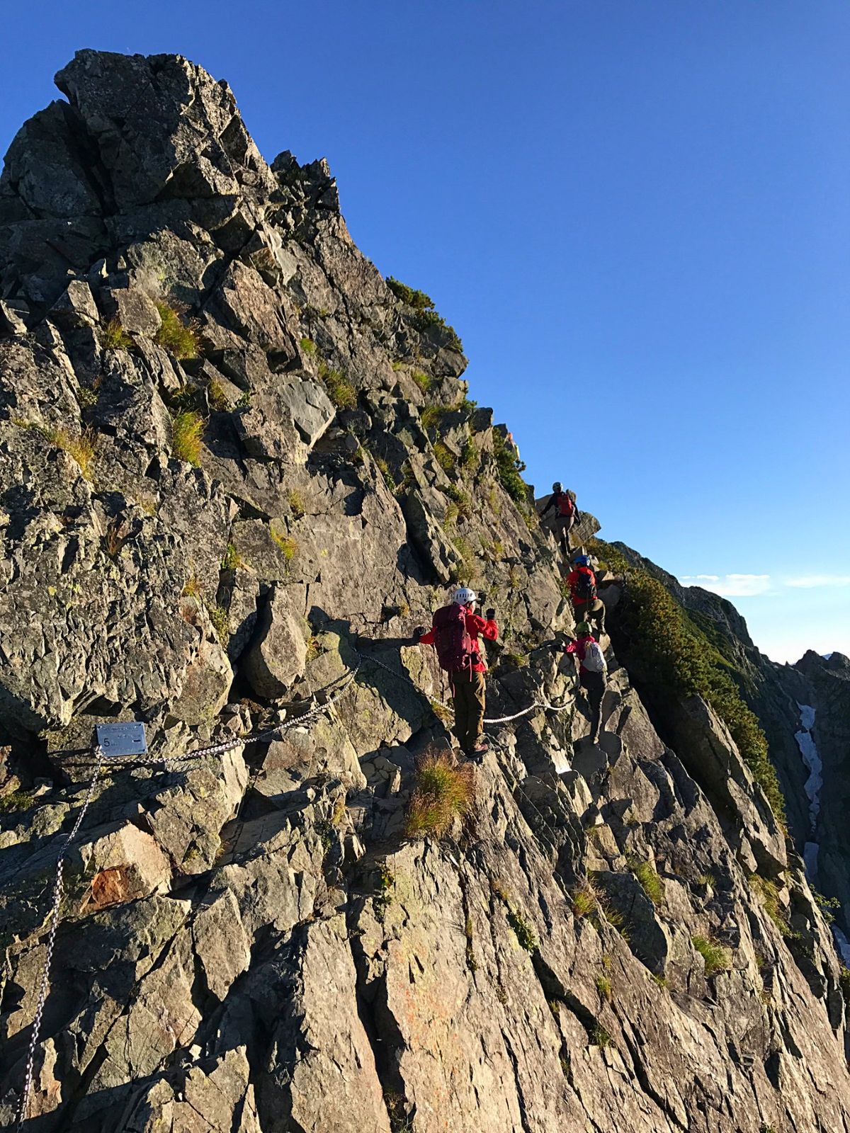 最大の難所はカニの横ばい、カニの縦ばいと呼ばれる崖の部分。
鎖こそあります...