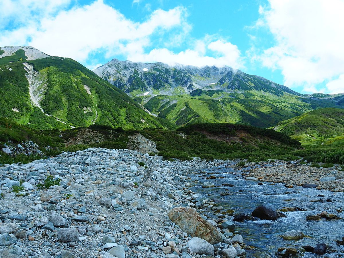 1日目は室堂から立山に登頂、その後立山連邦を北に向けて縦走し、宿泊先の剣山...