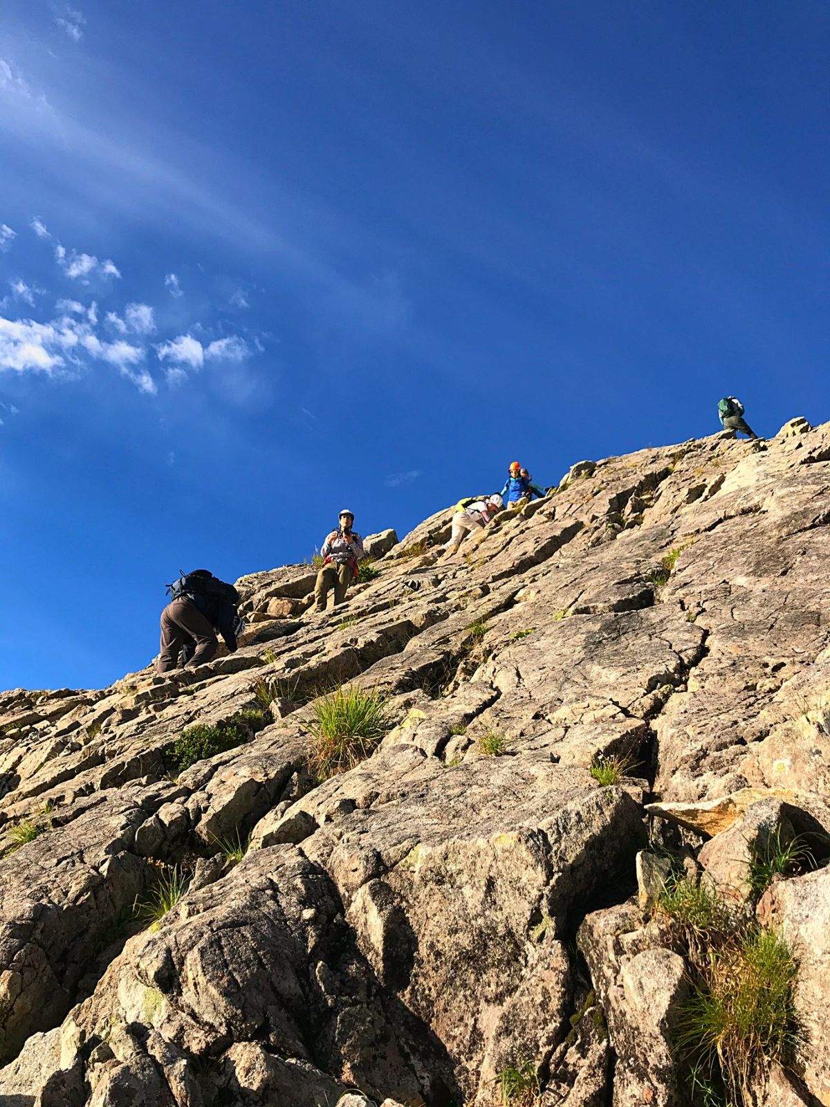 最大の難所はカニの横ばい、カニの縦ばいと呼ばれる崖の部分。
鎖こそあります...