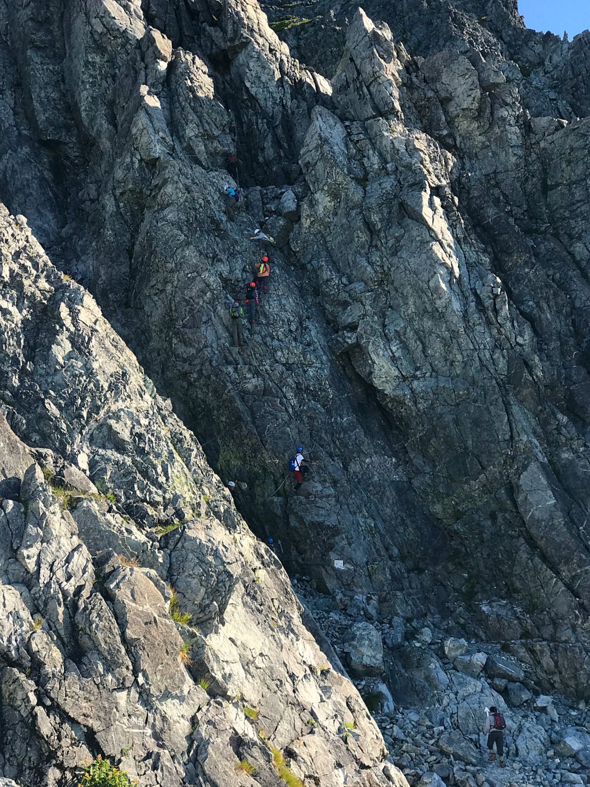 最大の難所はカニの横ばい、カニの縦ばいと呼ばれる崖の部分。
鎖こそあります...