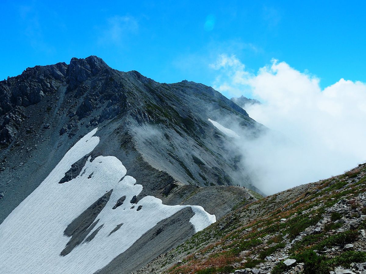 1日目は室堂から立山に登頂、その後立山連邦を北に向けて縦走し、宿泊先の剣山...