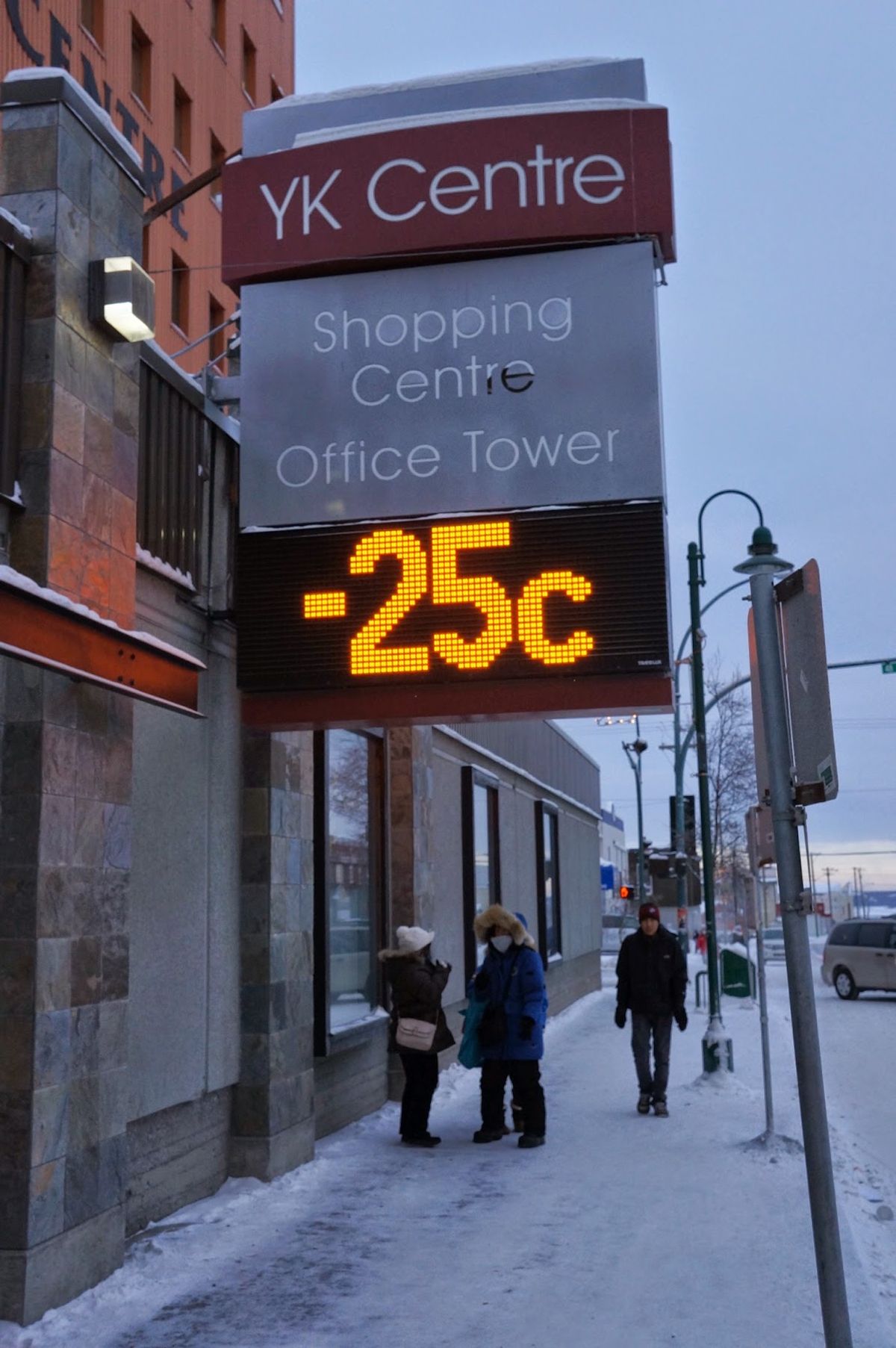 1）オーロラビレッジのテント
2）オーロラ　実際見る色と写真の色は違います...