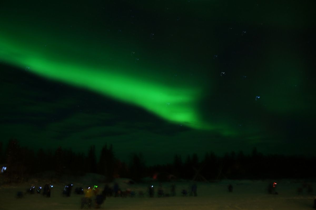 1）オーロラビレッジのテント
2）オーロラ　実際見る色と写真の色は違います...