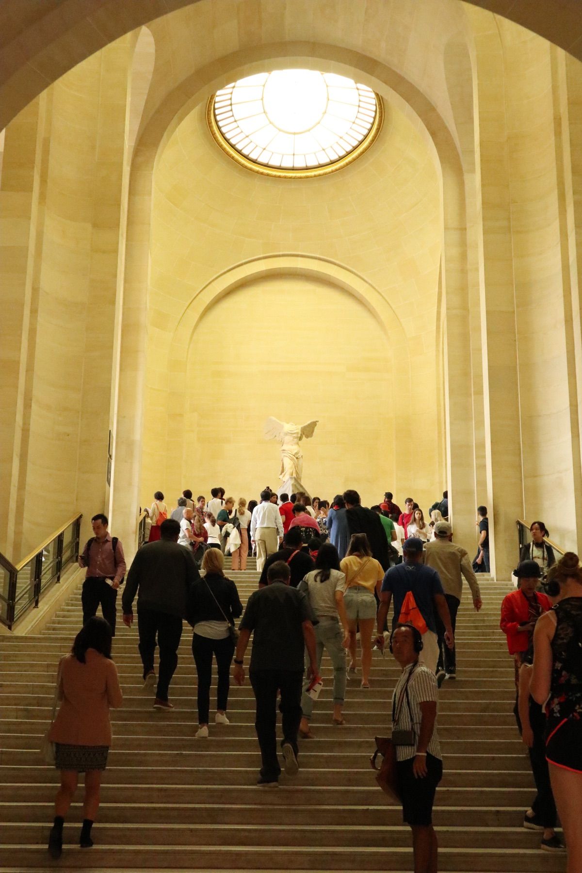 1）世界遺産ルーブル美術館
2）ルーブル美術館所蔵　サモトラケのニケ
3）...