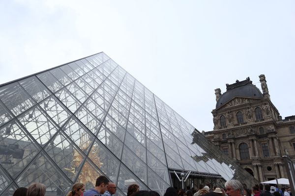 フランス・パリ「「フランスの旅」」の写真：1）世界遺産ルーブル美術館
2）ルーブル...