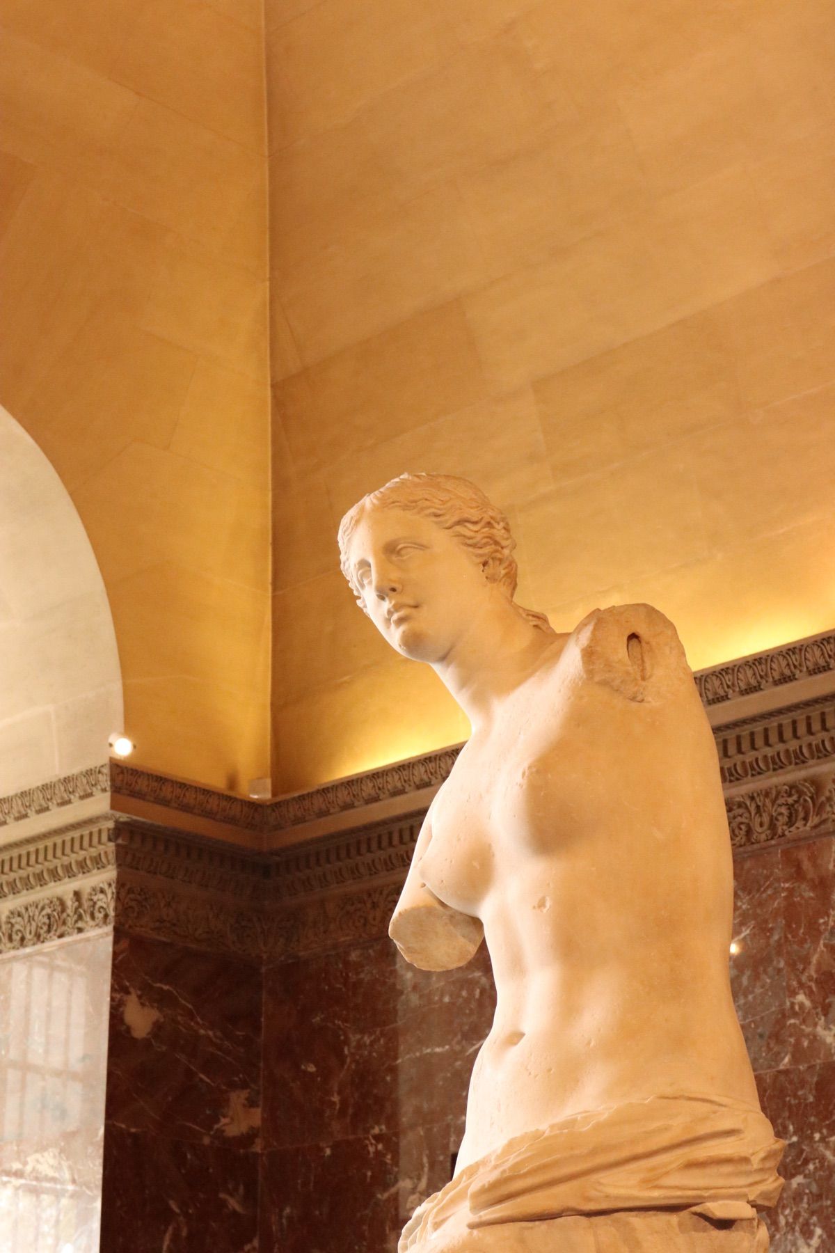 1）世界遺産ルーブル美術館
2）ルーブル美術館所蔵　サモトラケのニケ
3）...