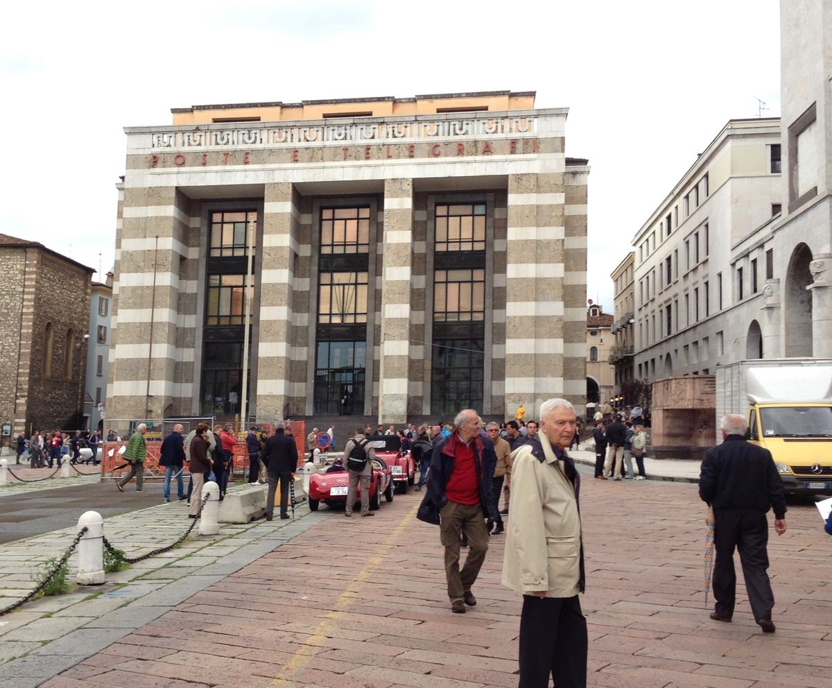 初日から雨…。
当時から変わない郵便局。
イタリアの友人のアルファロメオ8...
