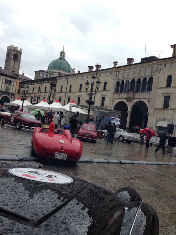 イタリア・ブレシア「ミッレミリア1日目」の写真：初日から雨…。
当時から変わない郵便局。...