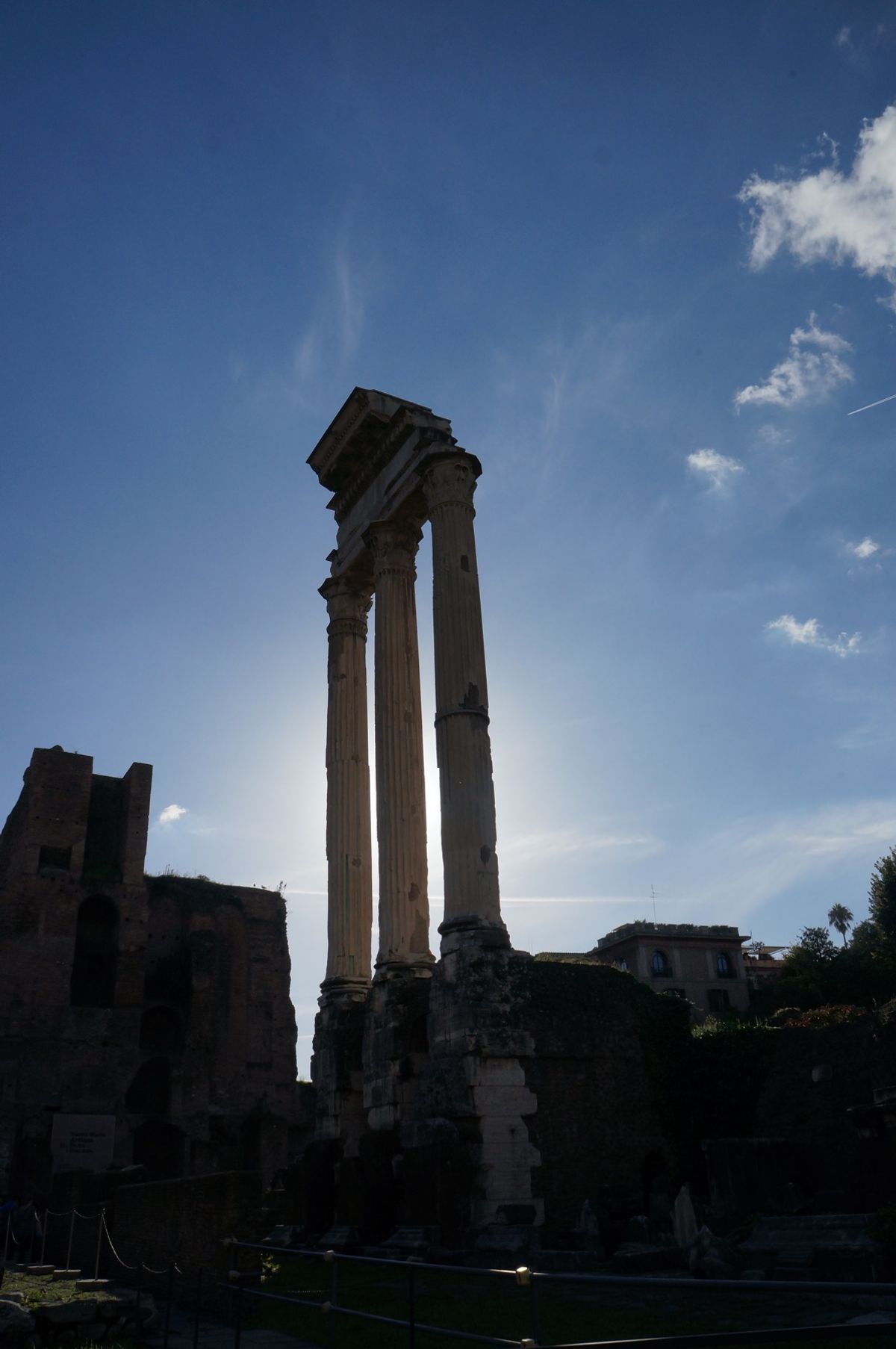 1）世界遺産コロッセオ
2）世界遺産フォロ・ロマーノ
3）世界遺産サン・パ...