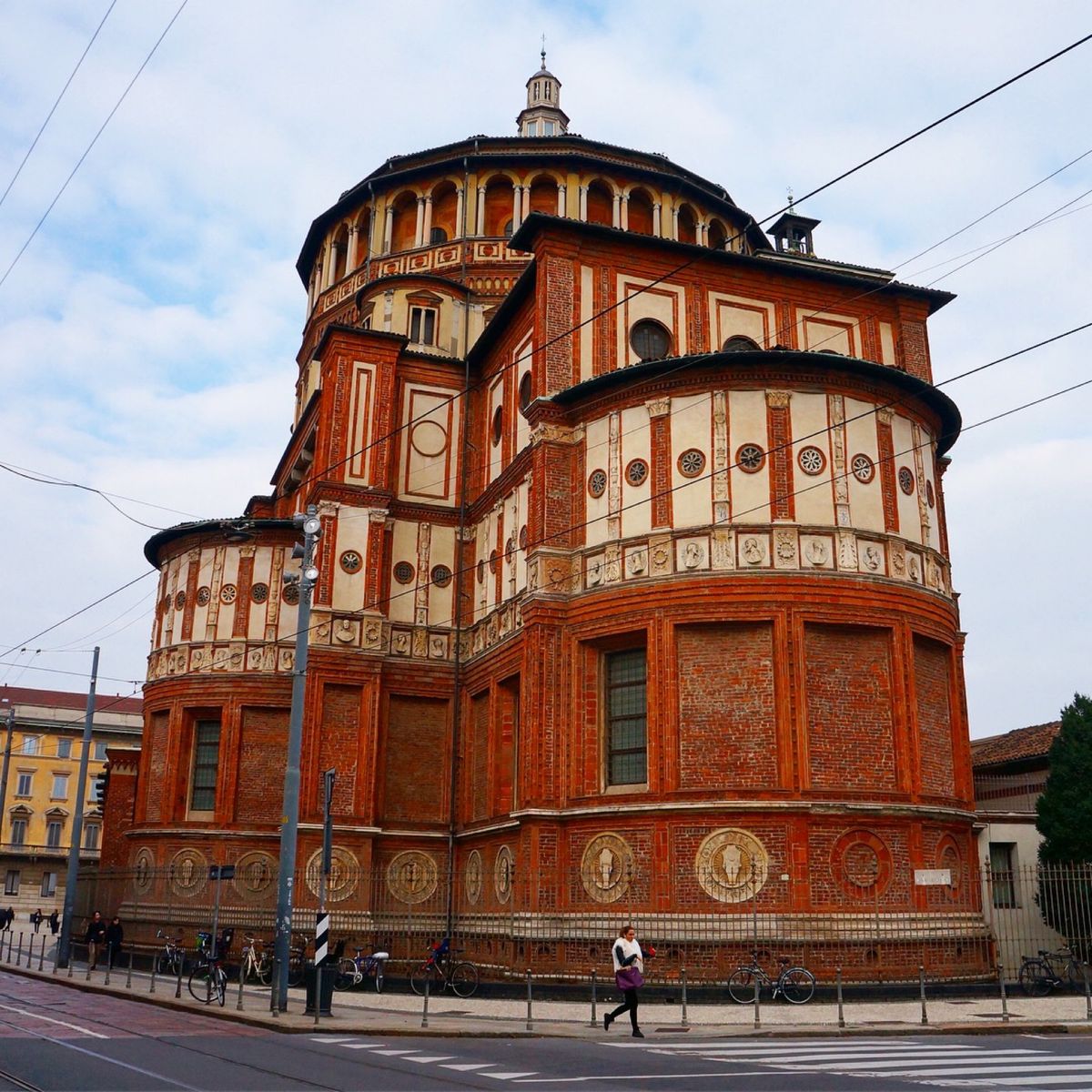 1）ドゥオーモ大聖堂
2・3）世界遺産サンタ・マリア・デッレ・グラツィエ教...