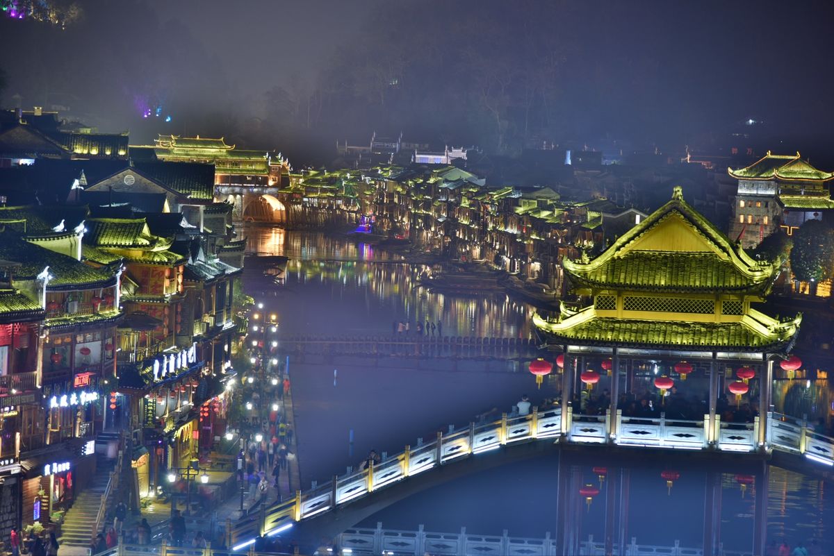 夜の鳳凰古城は朝の風景とは全く別の顔になります。色鮮やかなライトアップが美...