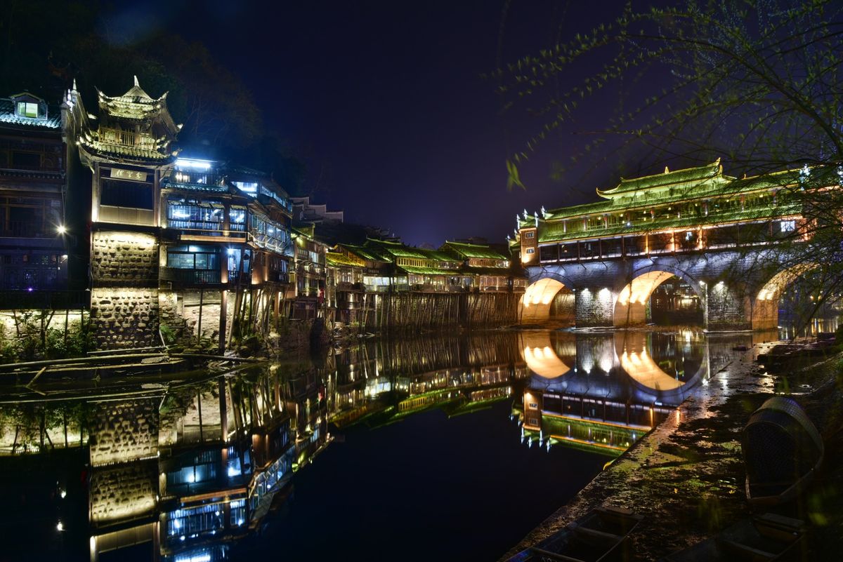 夜の鳳凰古城は朝の風景とは全く別の顔になります。色鮮やかなライトアップが美...