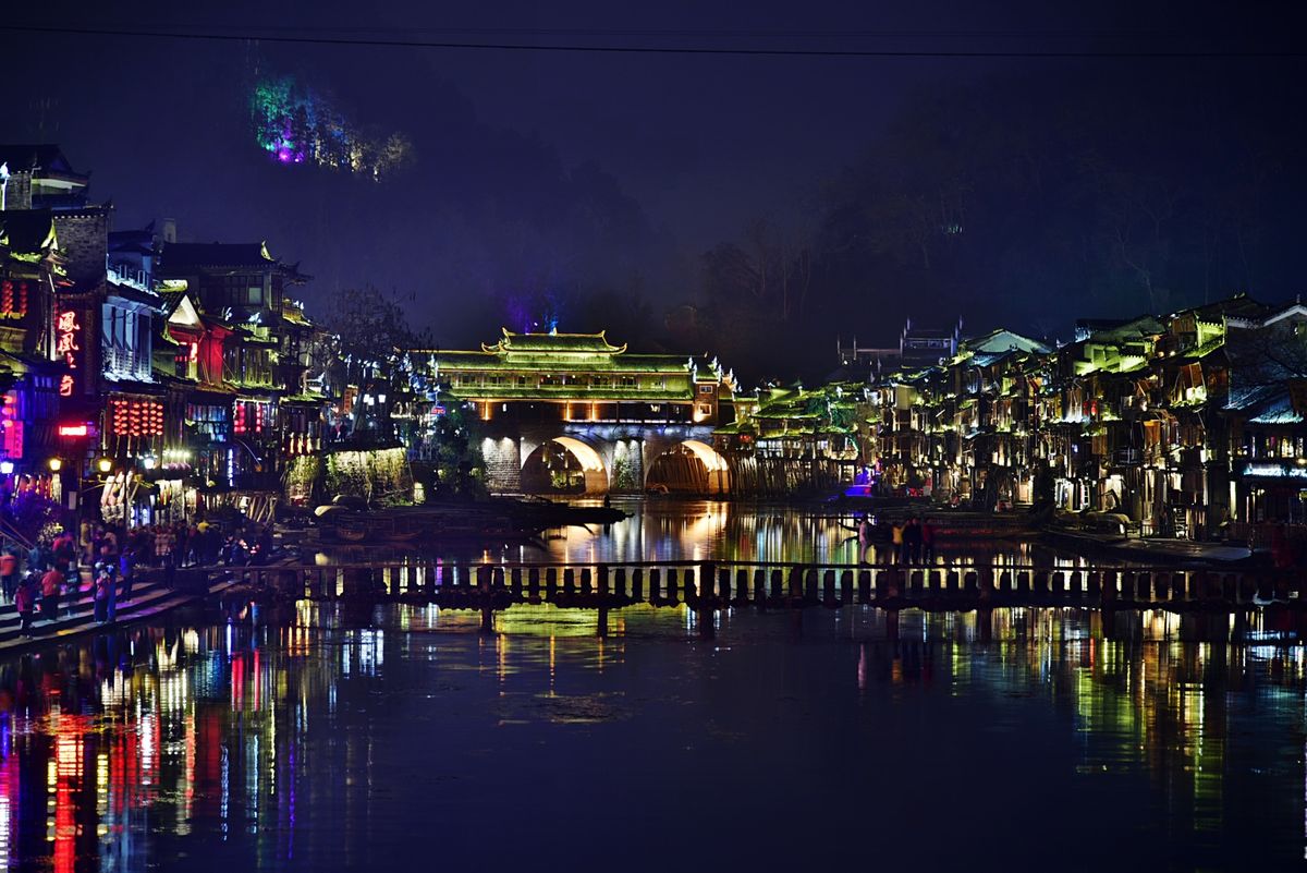 夜の鳳凰古城は朝の風景とは全く別の顔になります。色鮮やかなライトアップが美...