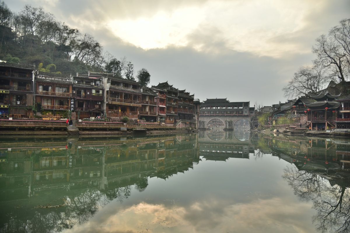 早朝と夕暮れの鳳凰古城はまるで、昔にタイムスリップしたような趣きがあります...