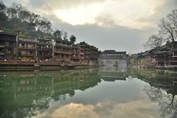 中国「古城への寄り道」の写真：早朝と夕暮れの鳳凰古城はまるで、昔にタイ...