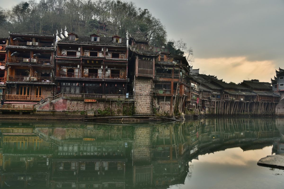 早朝と夕暮れの鳳凰古城はまるで、昔にタイムスリップしたような趣きがあります...
