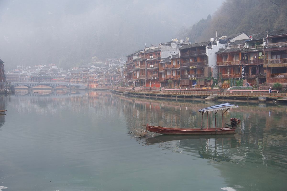 早朝と夕暮れの鳳凰古城はまるで、昔にタイムスリップしたような趣きがあります...
