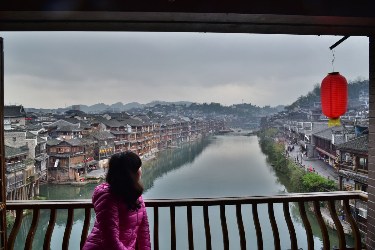 早朝と夕暮れの鳳凰古城はまるで、昔にタイムスリップしたような趣きがあります...