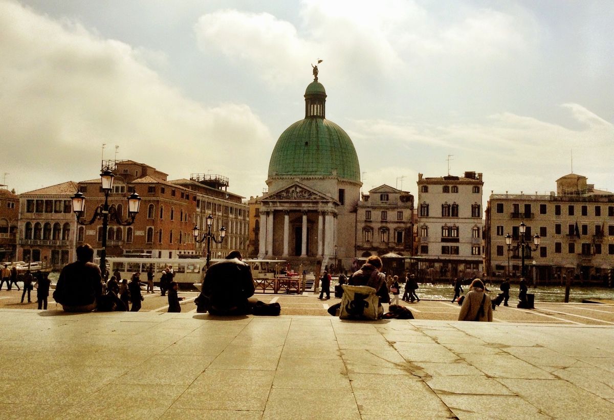 本が積まれた本屋さんにはにもう一度行きたいけど辿り着けるかわからないな。特...
