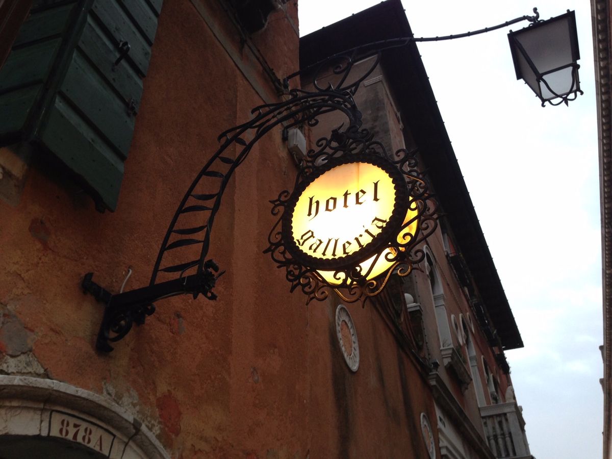 本が積まれた本屋さんにはにもう一度行きたいけど辿り着けるかわからないな。特...