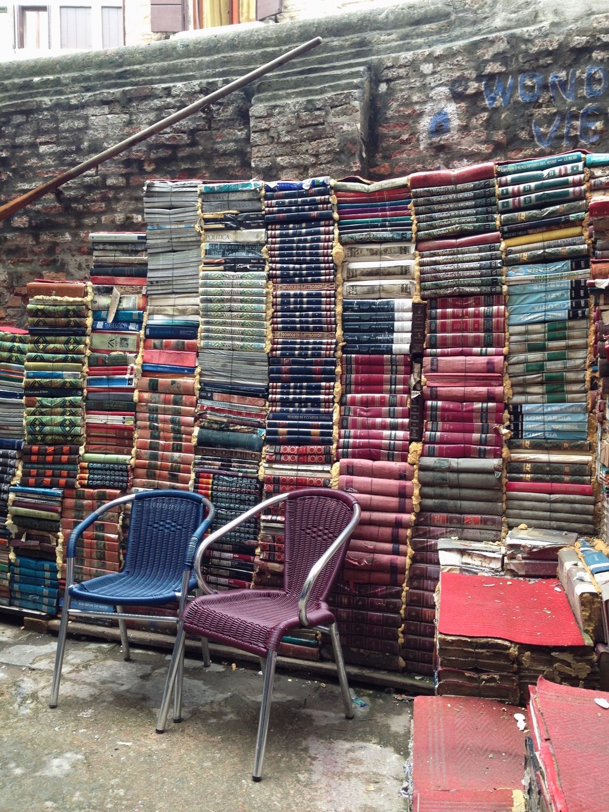 本が積まれた本屋さんにはにもう一度行きたいけど辿り着けるかわからないな。特...