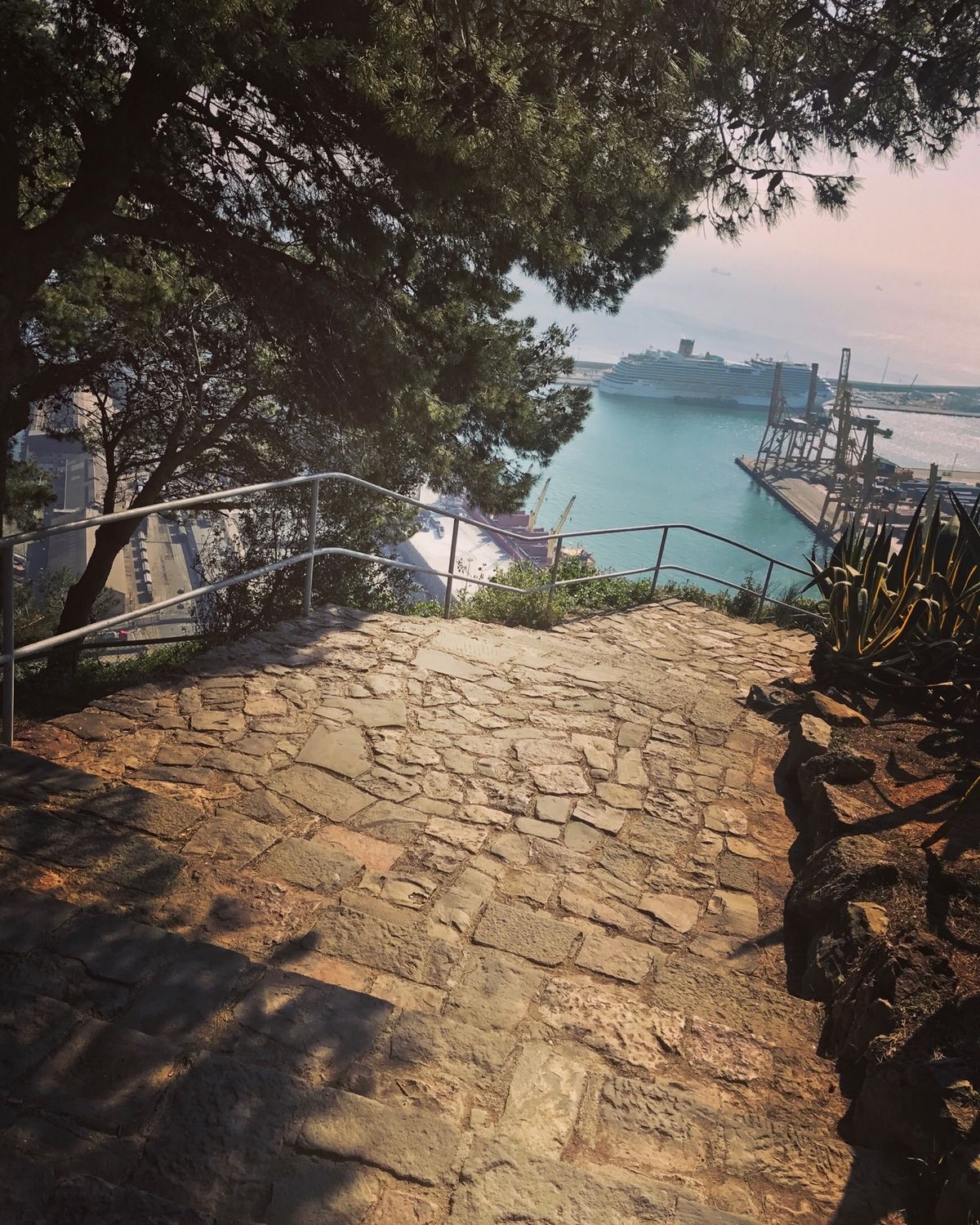 いつでも美しい街。バルセロナ。街歩きも楽しいけど、サクラダファミリア教会が...