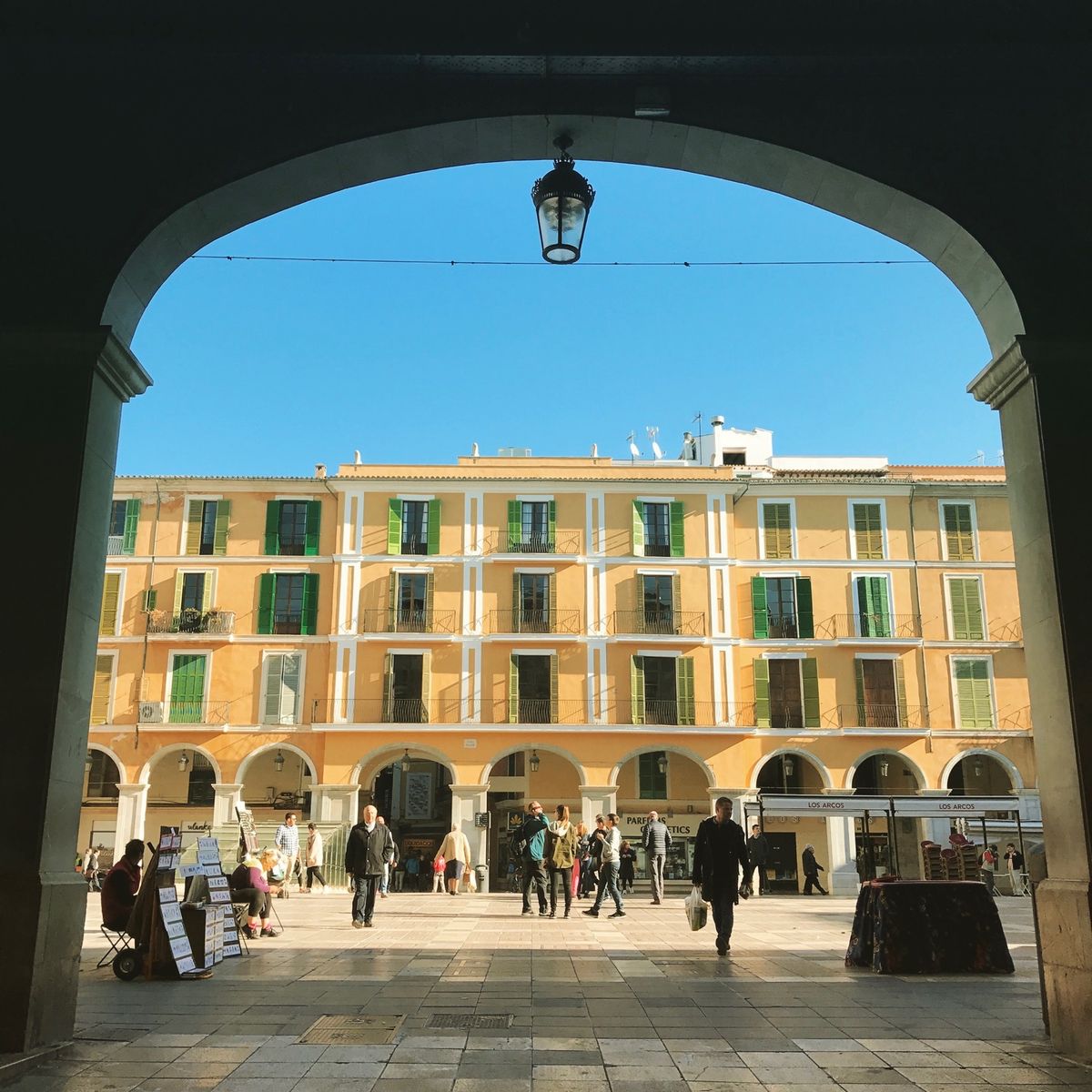空と風景がコーディネイトされたような彩り。急な坂は少なく階段の道沿いにカフ...