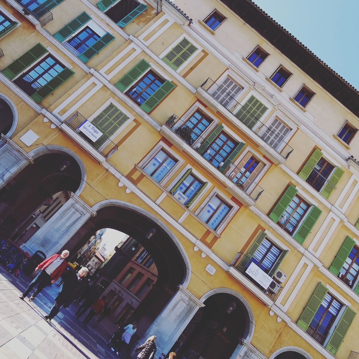 空と風景がコーディネイトされたような彩り。急な坂は少なく階段の道沿いにカフ...