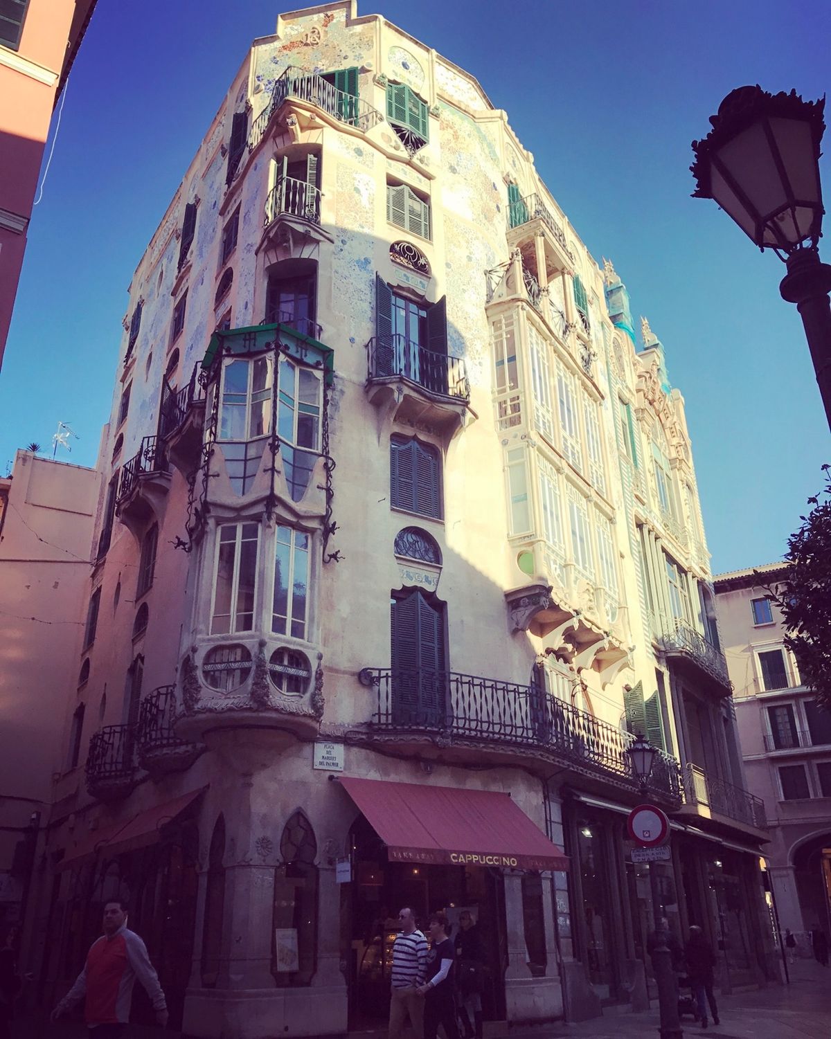 空と風景がコーディネイトされたような彩り。急な坂は少なく階段の道沿いにカフ...