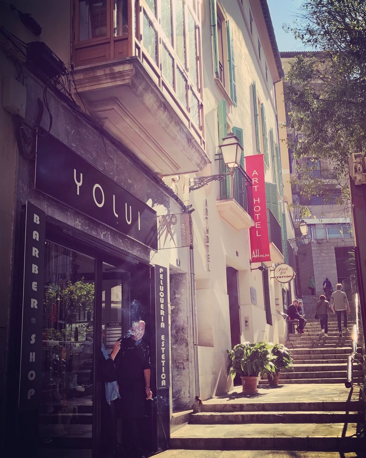 空と風景がコーディネイトされたような彩り。急な坂は少なく階段の道沿いにカフ...