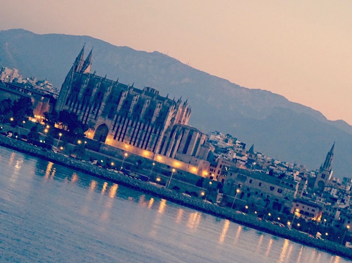 動画はマヨルカ島に到着する早朝です。海からの景色が素敵なのもクルーズ旅の魅...