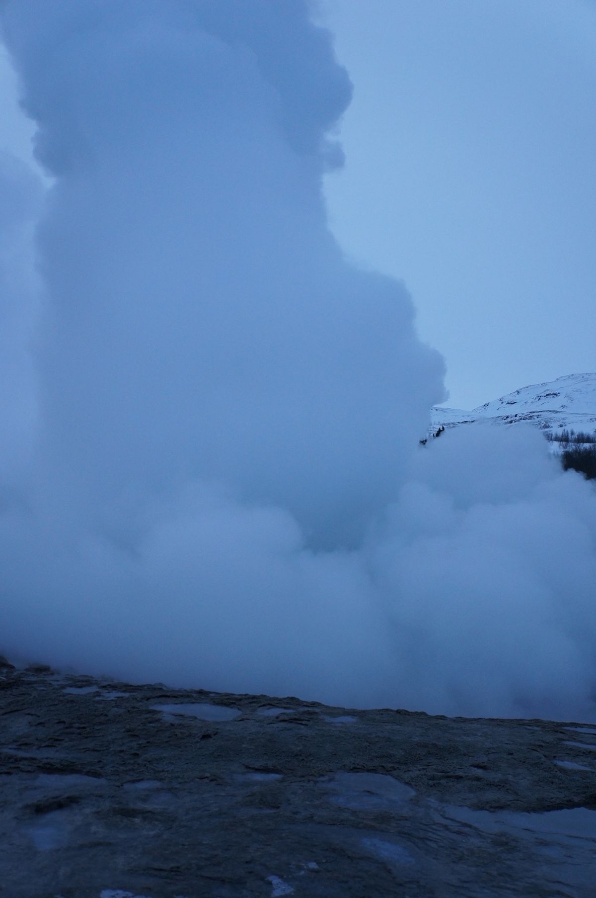 １）グトルフォスの滝
２）冬のアイスランド
３〜4）間欠泉
