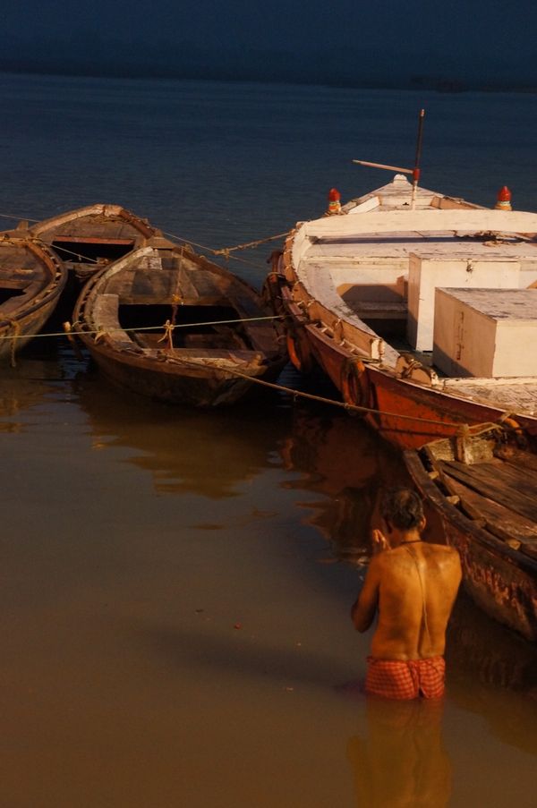 インド・デリー「「インドの旅」」の写真：１〜４）ガンジス川沿いの都市バラナシ