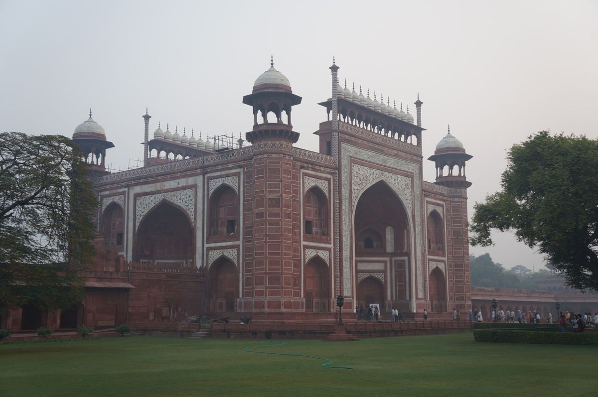 １〜３）世界遺産フマユーン廟
４）タージマハルの大楼門