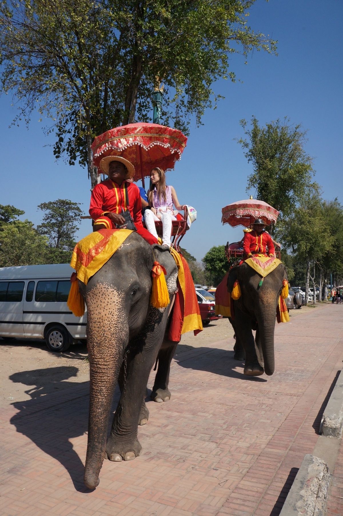 1）アユタヤ駅
2）バンコクファランポーン駅　アユタヤ行き
3）アユタヤ巡...