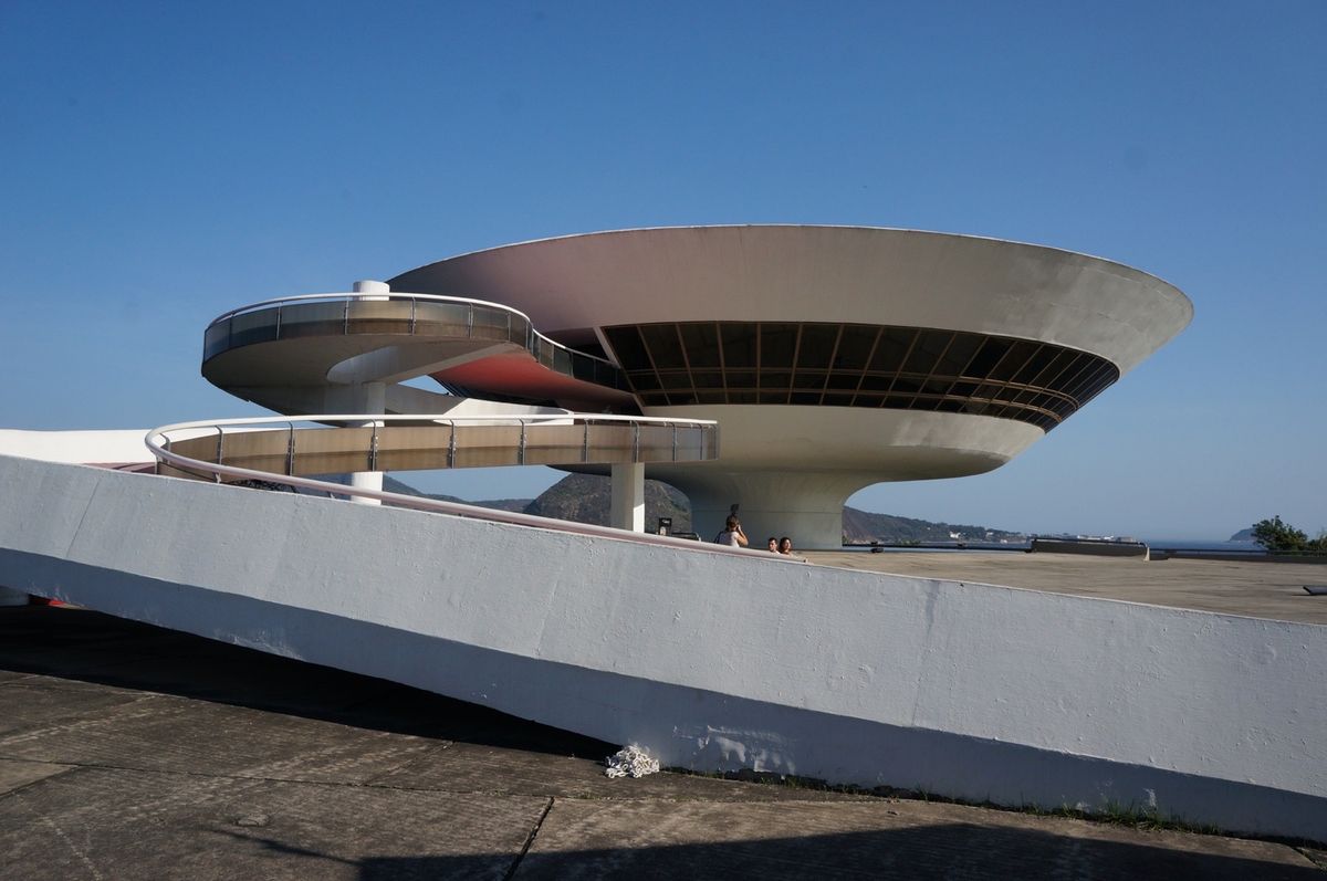 １〜２）ニテロイ現代美術館　ブラジルの建築家オスカー・ニーマイヤー晩年の作...