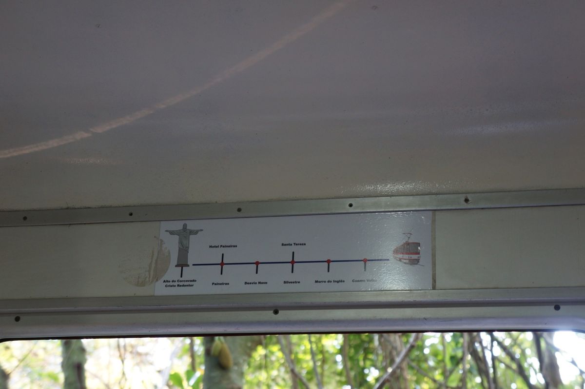 １〜４）コルコバードの丘に向かうケーブルカー。キリスト像の足元にいくために...