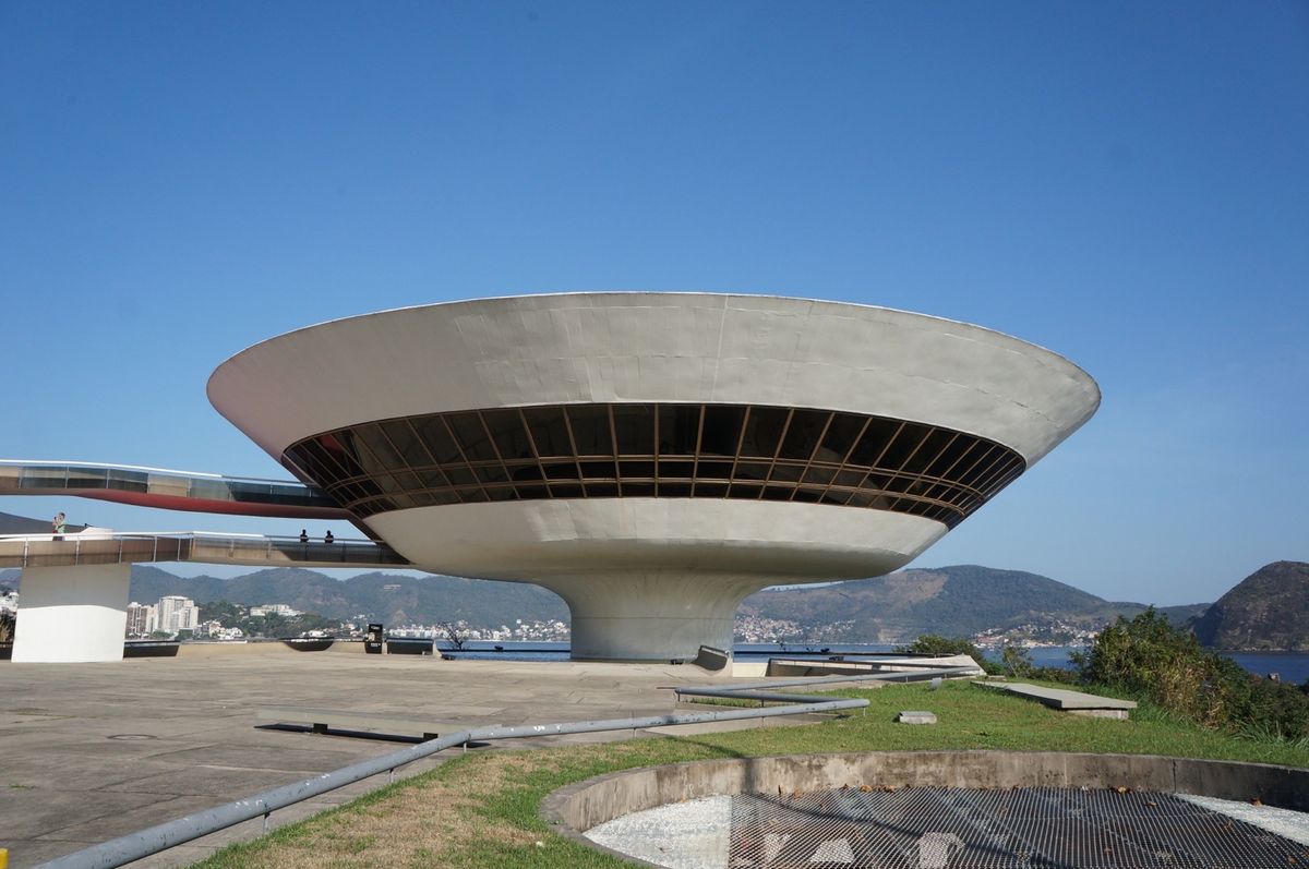 １〜２）ニテロイ現代美術館　ブラジルの建築家オスカー・ニーマイヤー晩年の作...