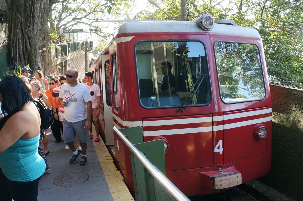 １〜４）コルコバードの丘に向かうケーブルカー。キリスト像の足元にいくために...