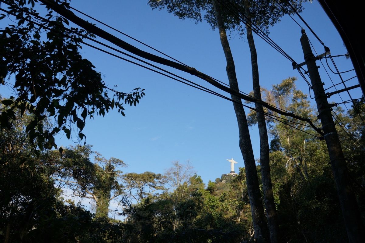 １〜４）コルコバードの丘に向かうケーブルカー。キリスト像の足元にいくために...